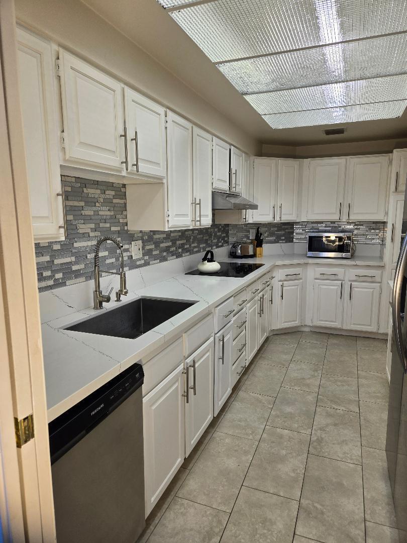 910 Island Drive, Unit 112 Rancho Mirage, CA 92270 - Photo 8 of 16 thumbnail
