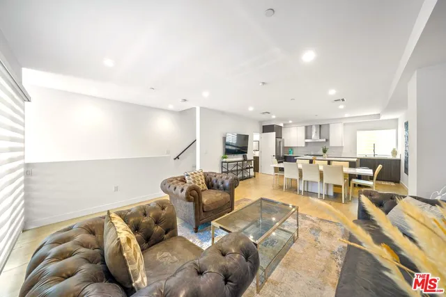 $5,490 | 497 North St Andrews Place, Los Angeles, CA 90004