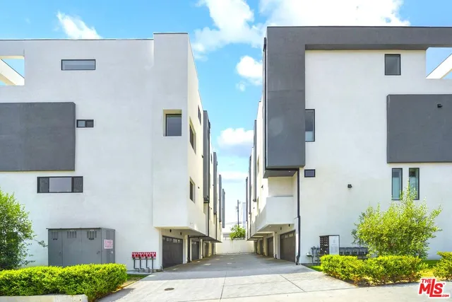 $5,490 | 497 North St Andrews Place, Los Angeles, CA 90004