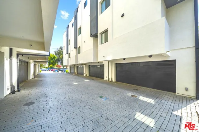 $5,490 | 497 North St Andrews Place, Los Angeles, CA 90004