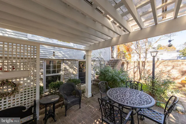 a view of a multi story building