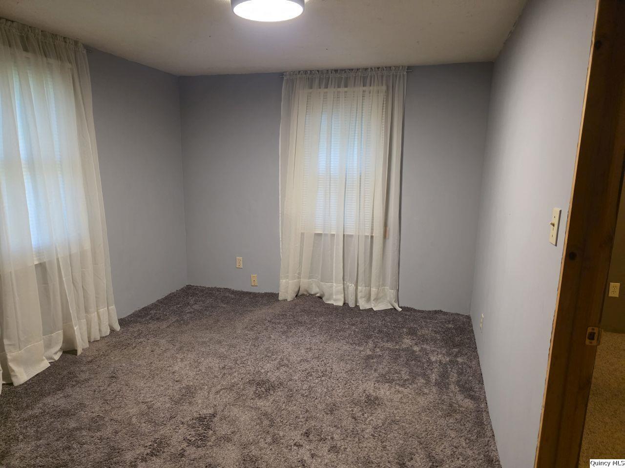 1717 North 4th Street Quincy, IL 62301 - Photo 2 of 8 an empty room with windows