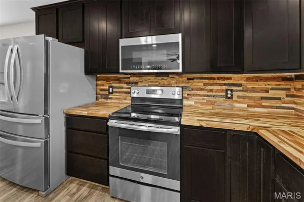 $330,000 | 690 Glen Eagle Drive, Troy, MO 63379