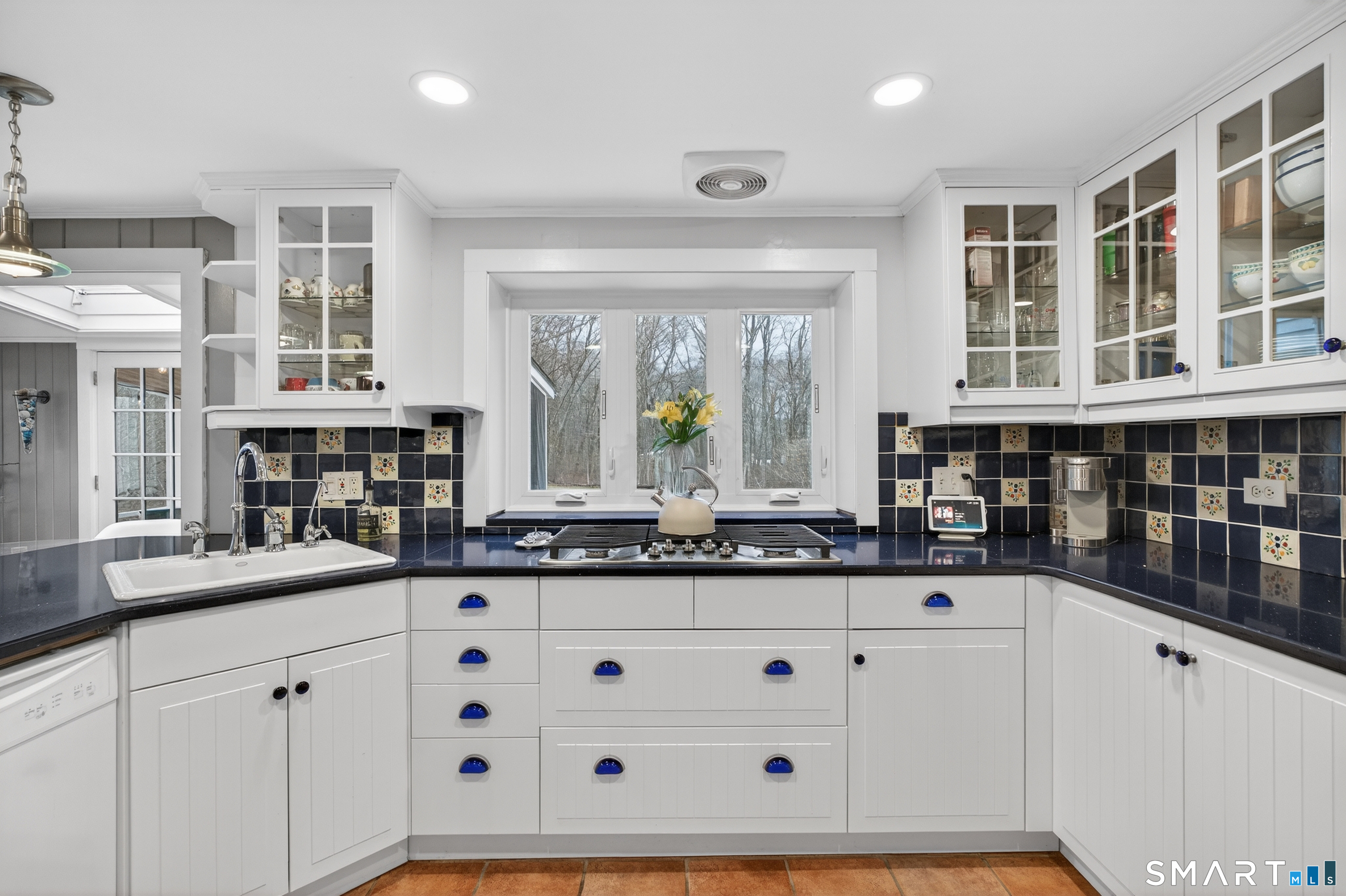 24 Saunders Hollow Road Old Lyme, CT 06371 - Photo 5 of 36 Sunfilled kitchen