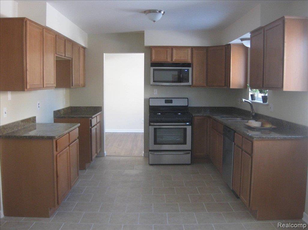 18633 Davidson Road Fraser, MI 48026 - Photo 2 of 15 Pictures 032