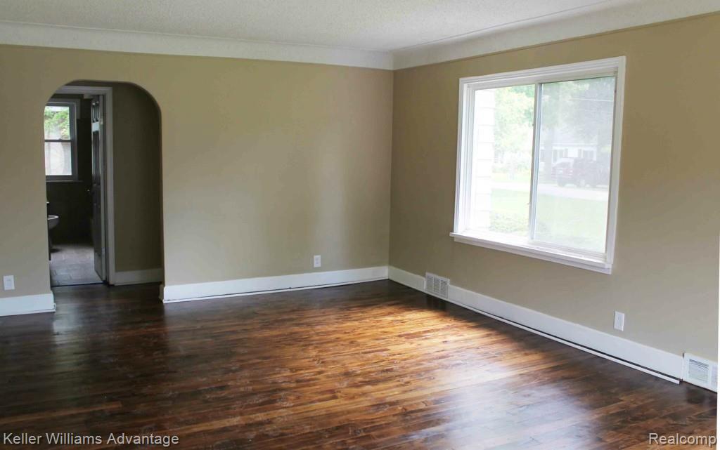 4108 Crocus Road Waterford, MI 48328 - Photo 9 of 26 Living Room 1.jpg
