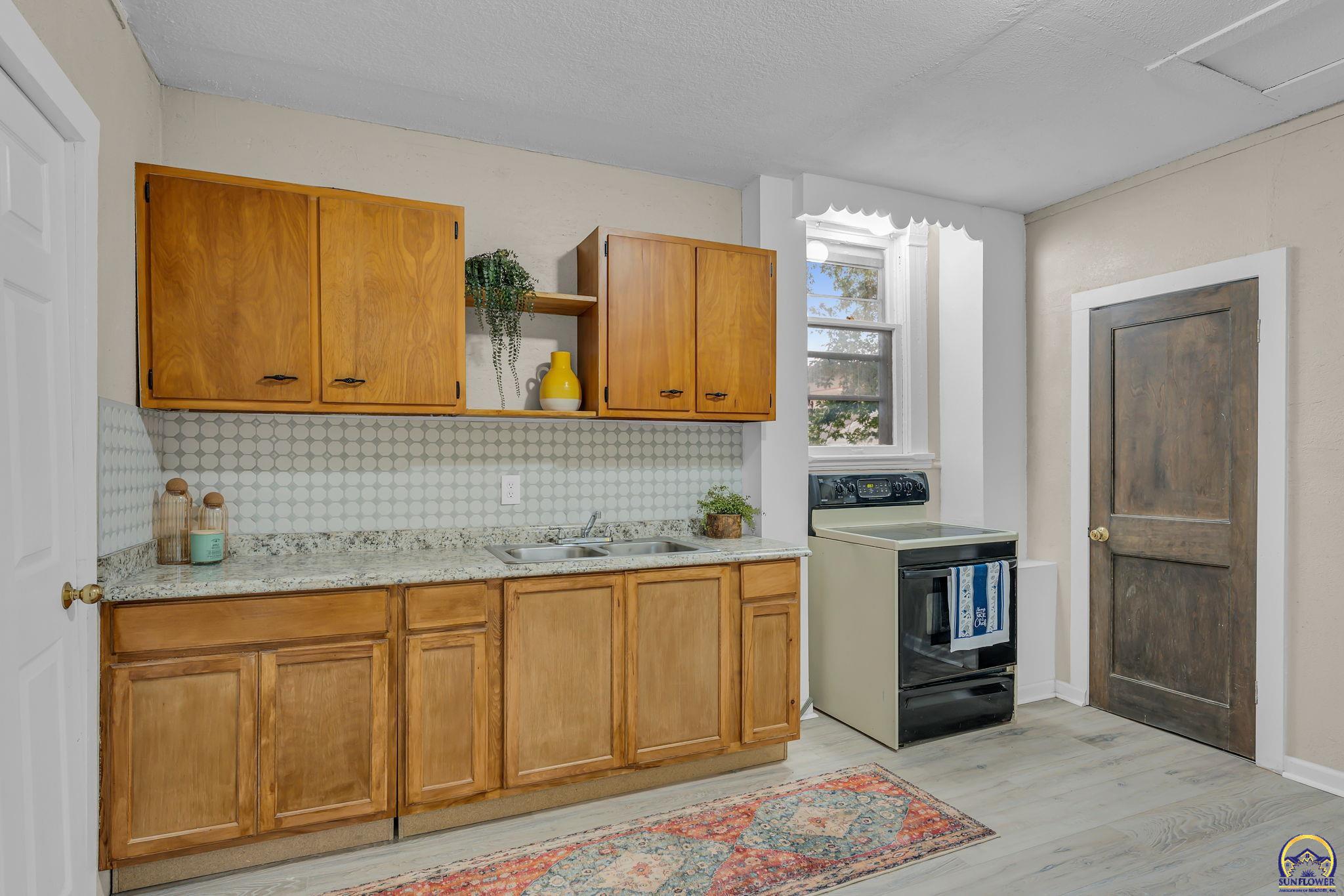 731 Southwest Lincoln Street Topeka, KS 66606 - Photo 8 of 28