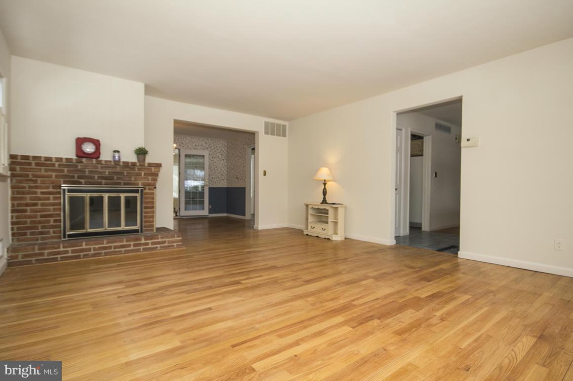 8210 Burnley Road Towson, MD 21204 - Photo 3 of 30 Living Room