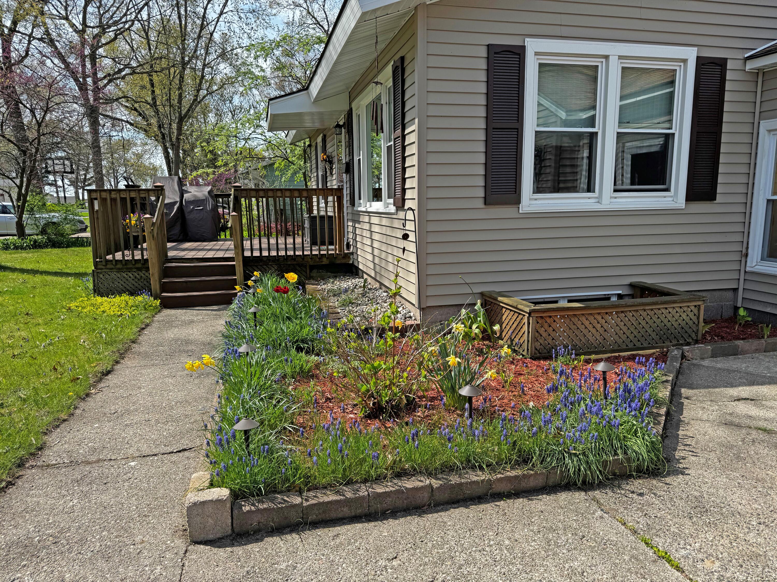 1279 Poulson Road Muskegon, MI 49445 - Photo 4 of 30 Flowers by front deck