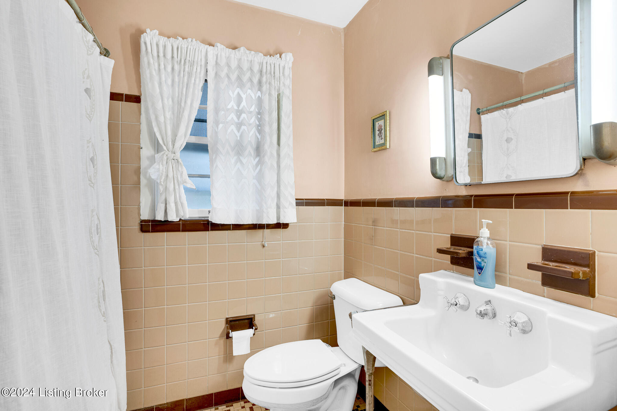 4416 Lincoln Road Louisville, KY 40220 - Photo 15 of 50 Full Bath
