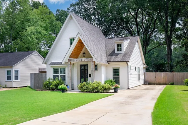 a view of a yard in front of house