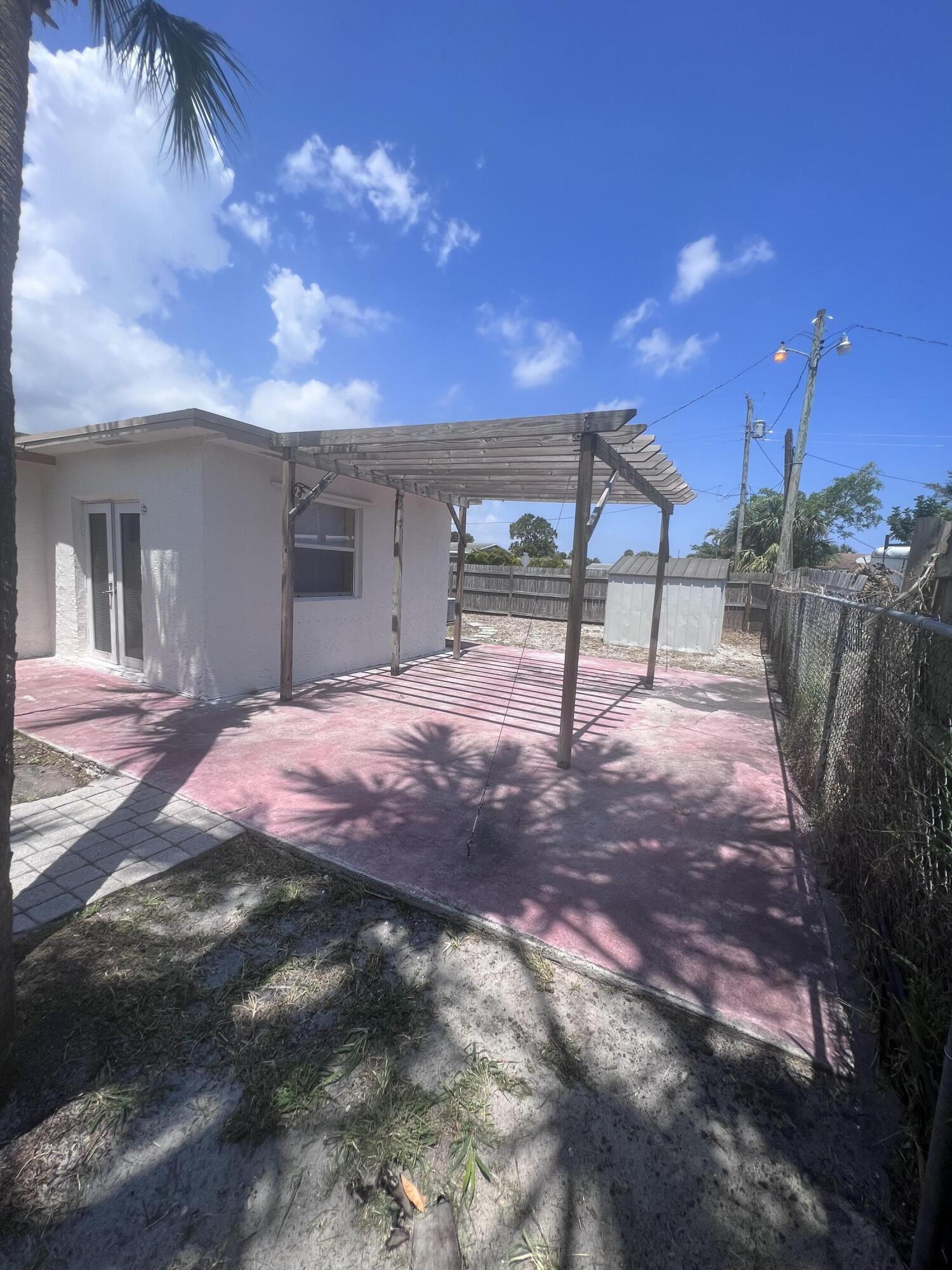 1530 Pine Tree Court Riviera Beach, FL 33404 - Photo 16 of 21 Patio & Backyard