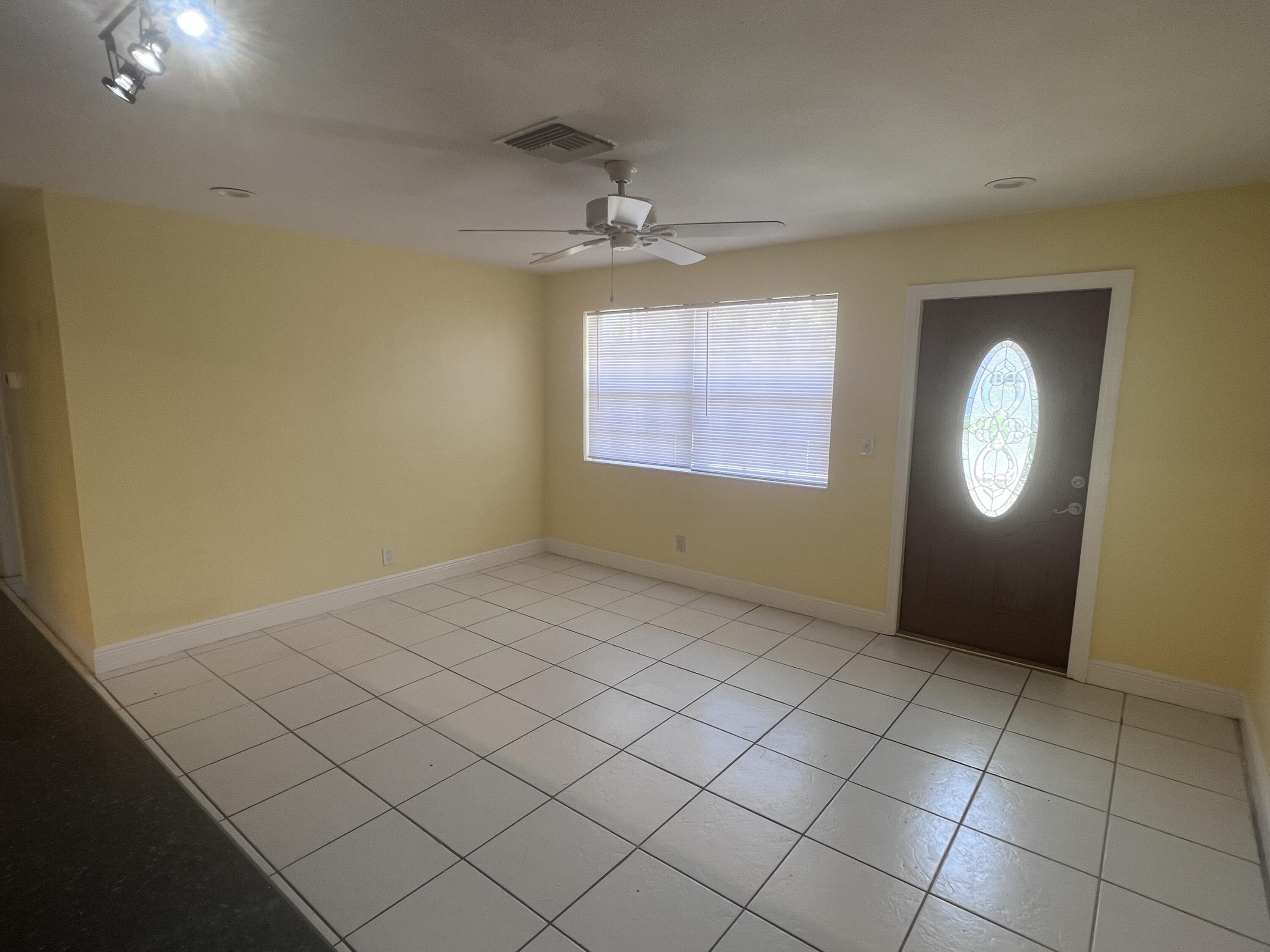 1530 Pine Tree Court Riviera Beach, FL 33404 - Photo 8 of 21 Living Room