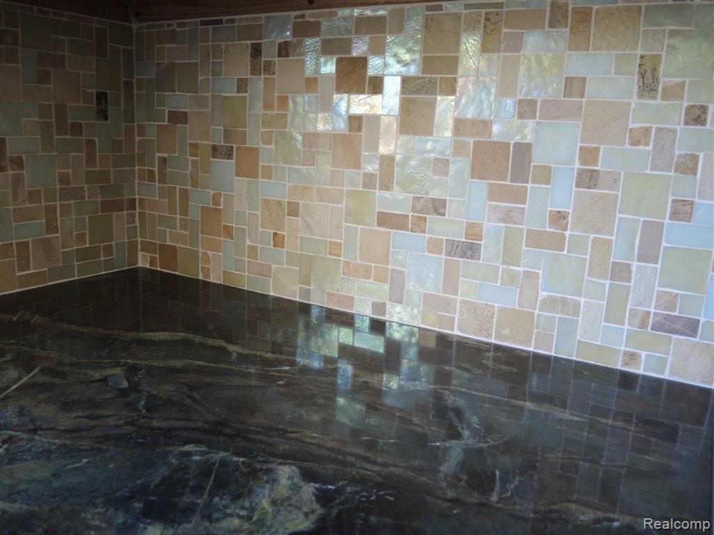 3115 Salem Drive Rochester, MI 48306 - Photo 15 of 25 Kitchen Back Splash