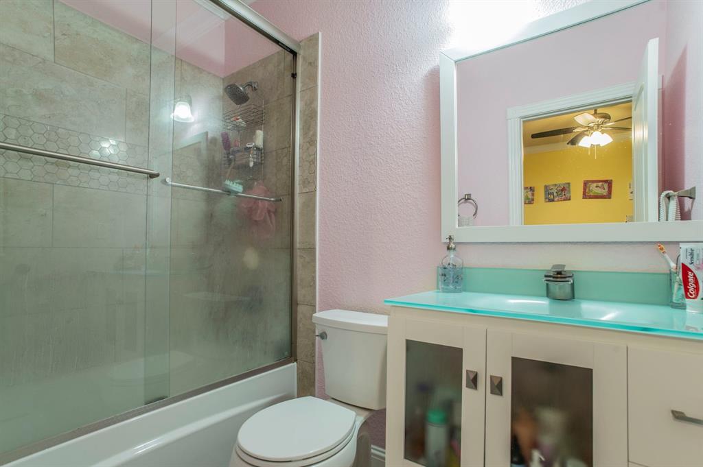 1019 Gin Road Ennis, TX 75119 - Photo 20 of 40 a bathroom with a sink a toilet and shower