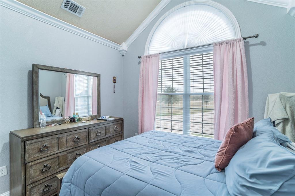 1019 Gin Road Ennis, TX 75119 - Photo 25 of 40 a bedroom with a large bed and a large mirror