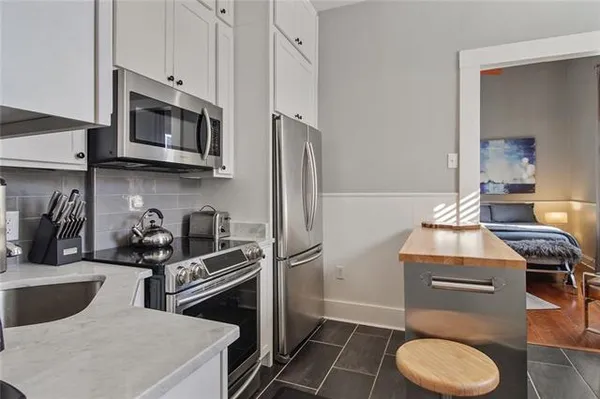$1,900 | 5922 Magazine Street, New Orleans, LA 70115