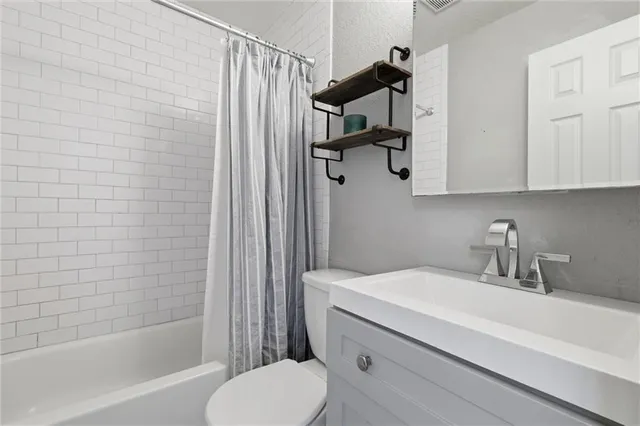 $285,000 | 5920 West 71st Street, Overland Park, KS 66204