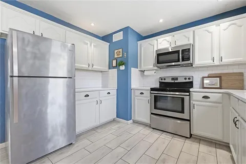 $285,000 | 5920 West 71st Street, Overland Park, KS 66204