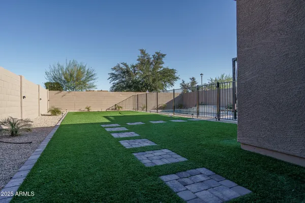 a view of a backyard