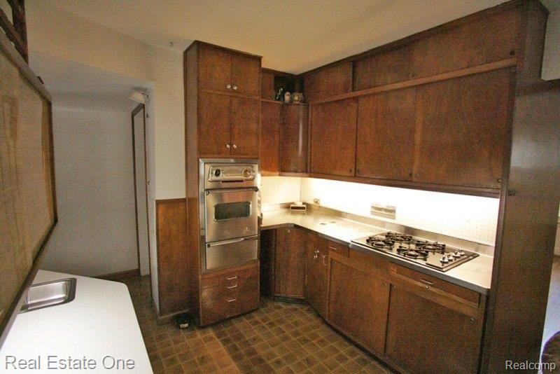 19600 Stratford Road Detroit, MI 48221 - Photo 11 of 22 19600 Kitchen Built Ins