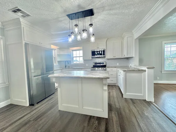 $2,650 | 702 Marion Street, Port Neches, TX 77651