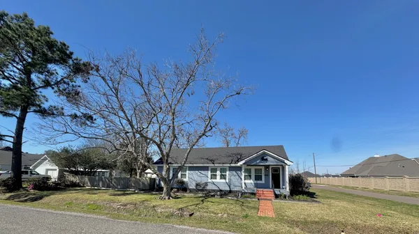$2,650 | 702 Marion Street, Port Neches, TX 77651