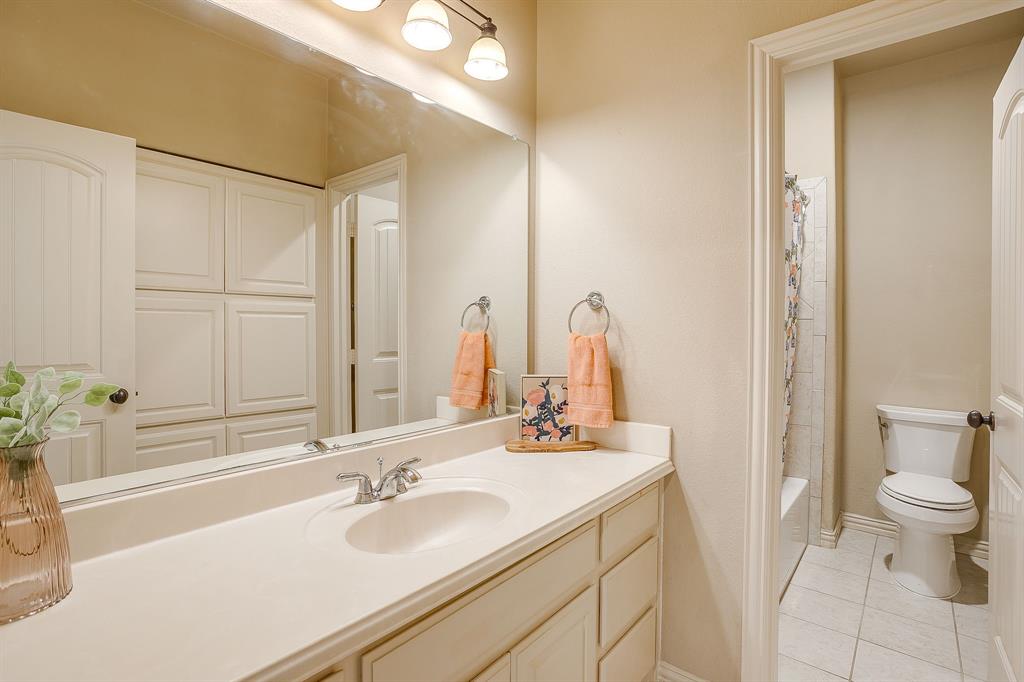 43 Crown Road Willow Park, TX 76087 - Photo 28 of 40 a bathroom with a sink and a mirror