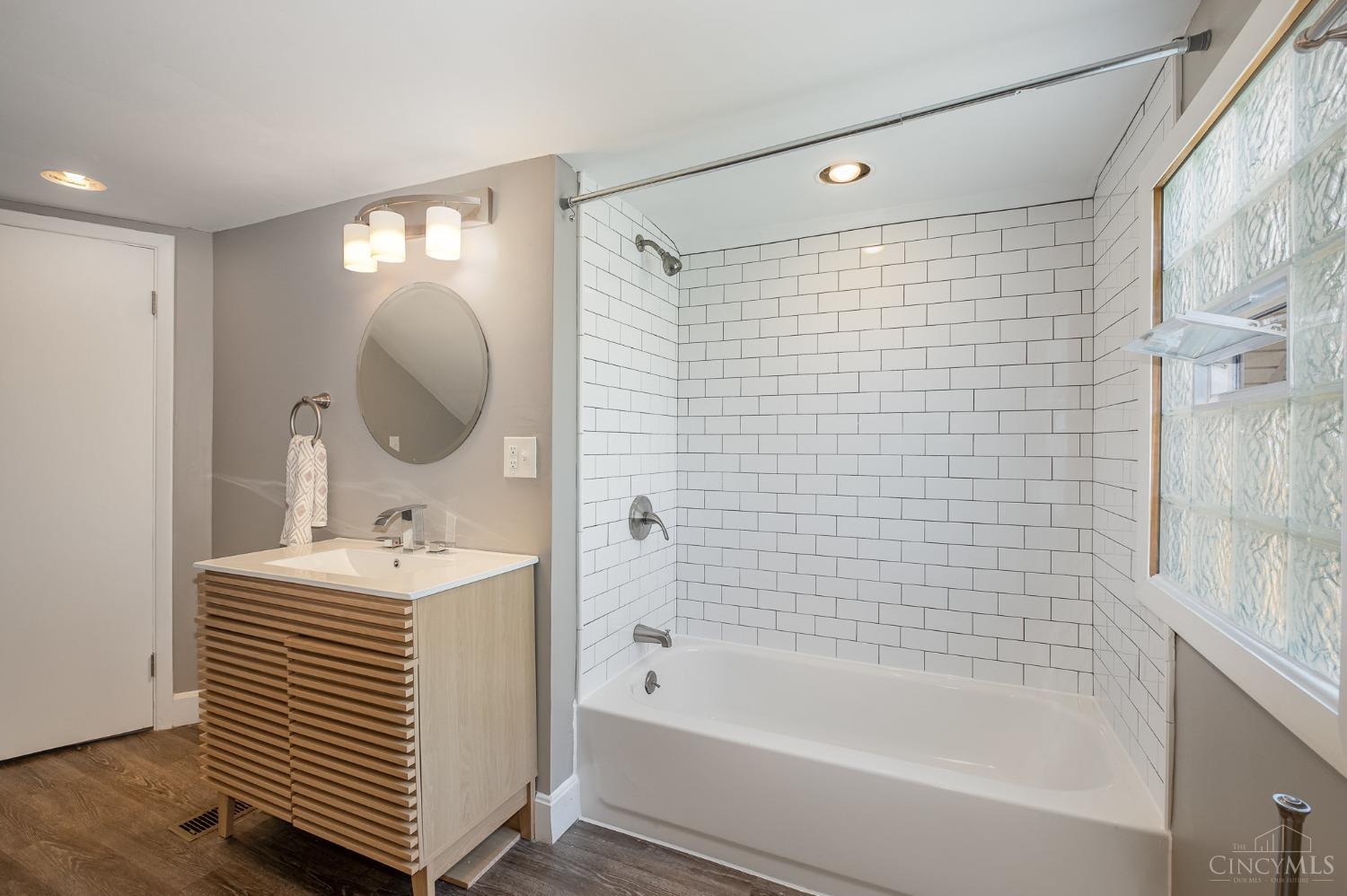 10426 West Mill Road Cincinnati, OH 45231 - Photo 18 of 28 2nd Floor Bathroom