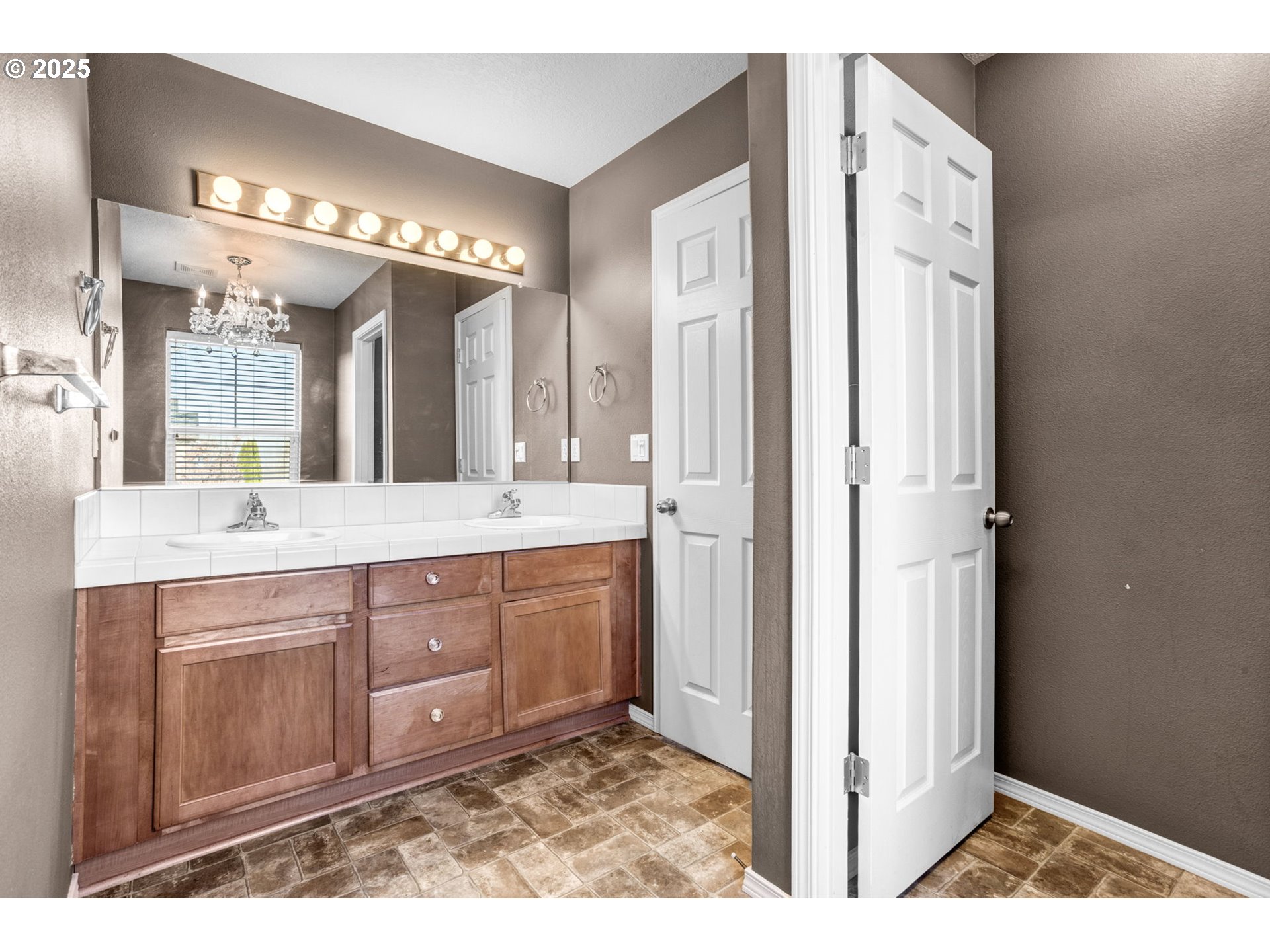 950 Southwest 17th Way Troutdale, OR 97060 - Photo 23 of 42