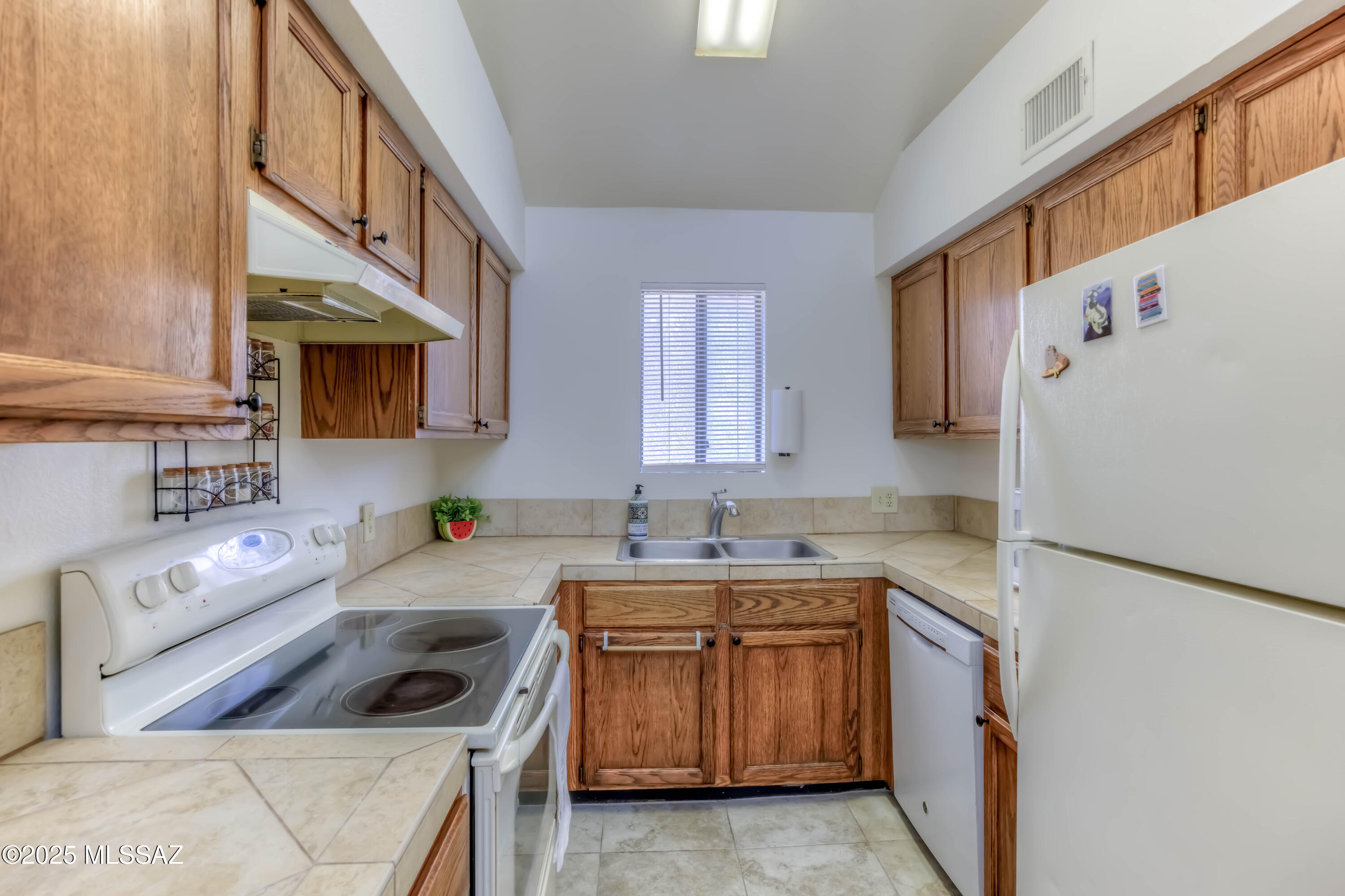 3690 North Country Club Road, Unit 1010 Tucson, AZ 85716 - Photo 7 of 21 11 Kitchen photo b