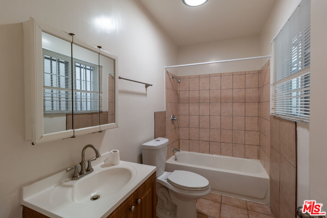 5605 Compton Avenue Los Angeles, CA 90011 - Photo 9 of 17