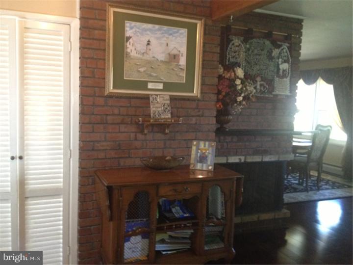 47 Sugarplum Road Levittown, PA 19056 - Photo 3 of 14 Gallery Image 3