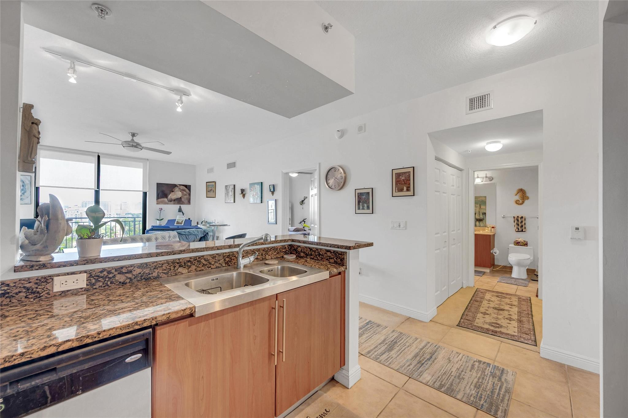 888 Douglas Road, Unit 906 Coral Gables, FL 33134 - Photo 11 of 41 Photo 11