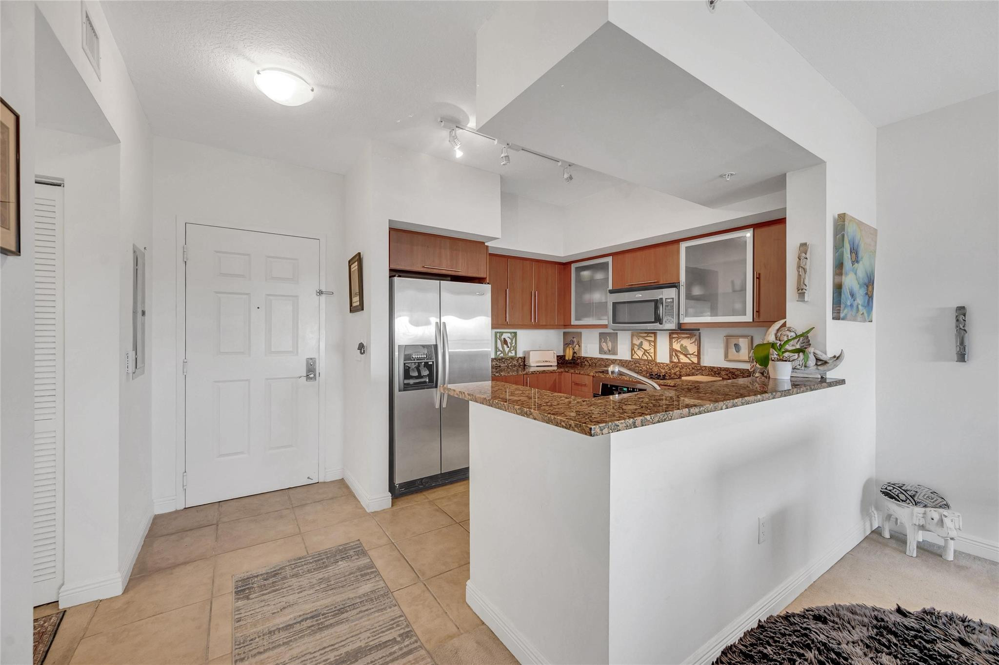 888 Douglas Road, Unit 906 Coral Gables, FL 33134 - Photo 3 of 41 Photo 3