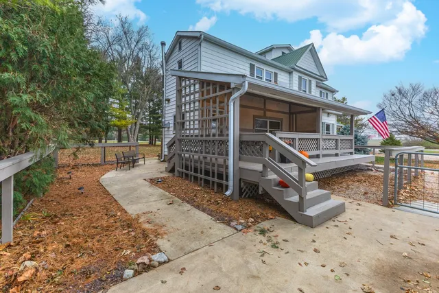 a picture of a bench in a window