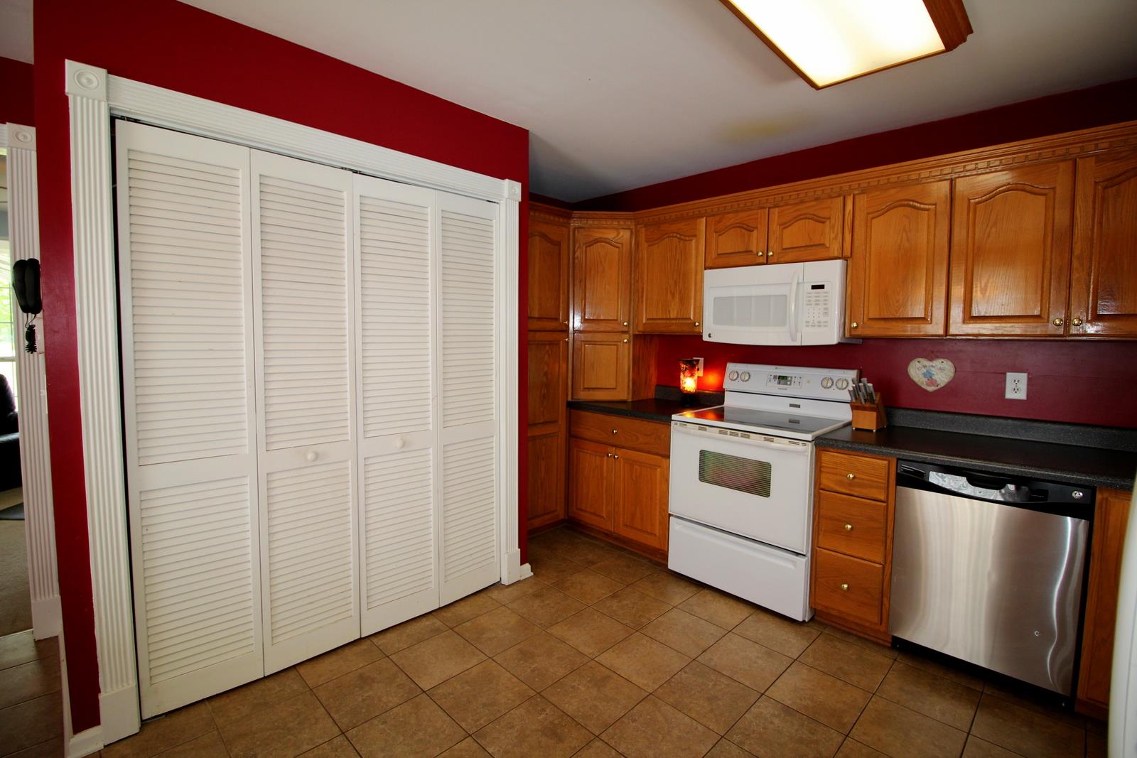 816 R B Highway Red Boiling Springs, TN 37150 - Photo 13 of 30 a kitchen with stainless steel appliances a stove and a refrigerator