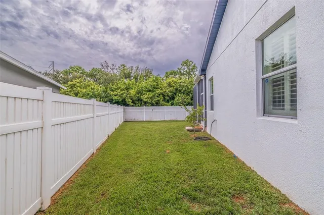 a view of yard and lake