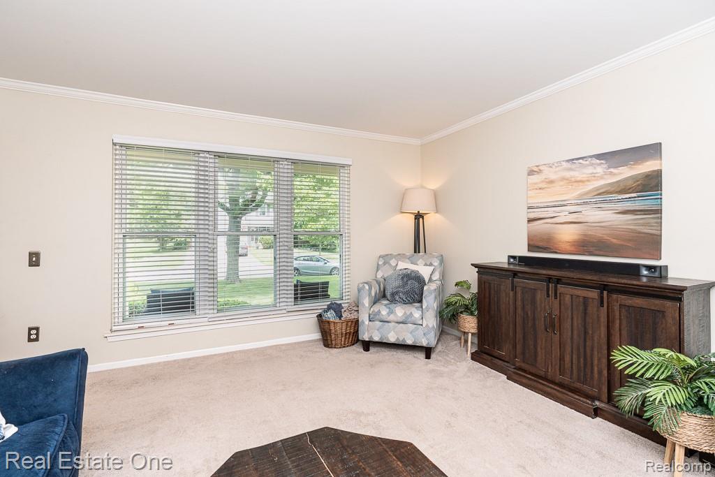 606 Whitney Drive Rochester, MI 48307 - Photo 5 of 42 606 Whitney_MLS-004.jpg