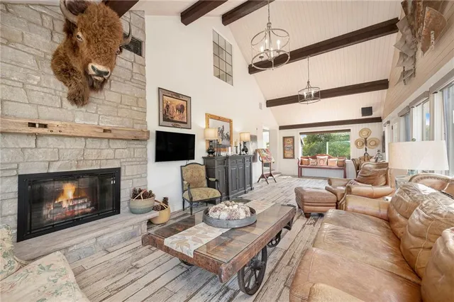 $1,400,000 | 16695 B Highway, Smithville, MO 64089