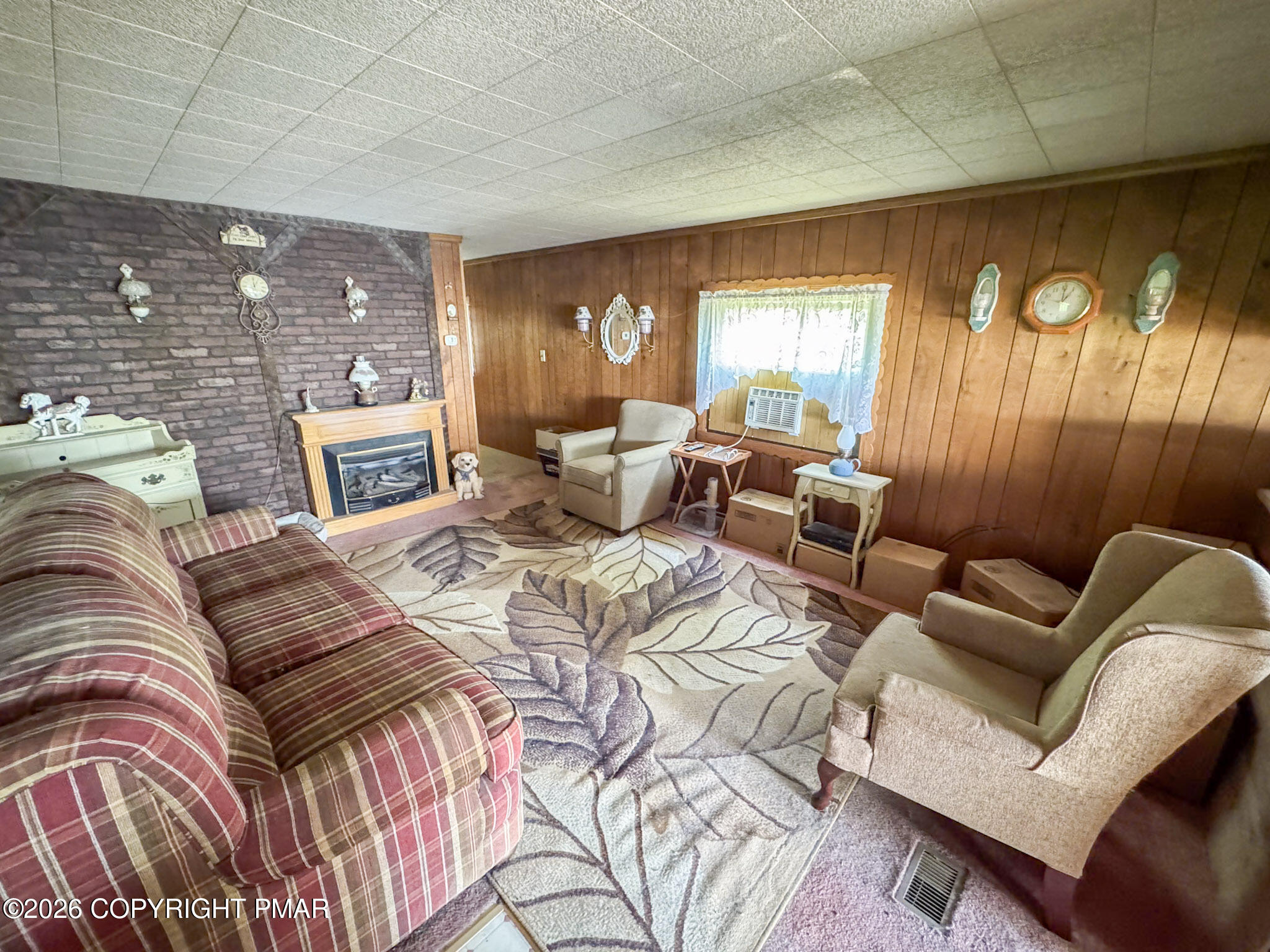 279 East Lizard Creek Road Lehighton, PA 18235 - Photo 4 of 25 a living room with furniture