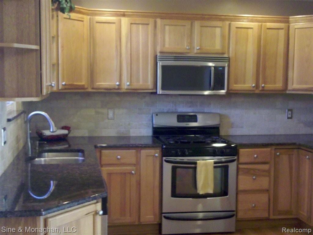 1364 Grace Avenue Rochester, MI 48309 - Photo 7 of 31 Maple/granite newer kitchen