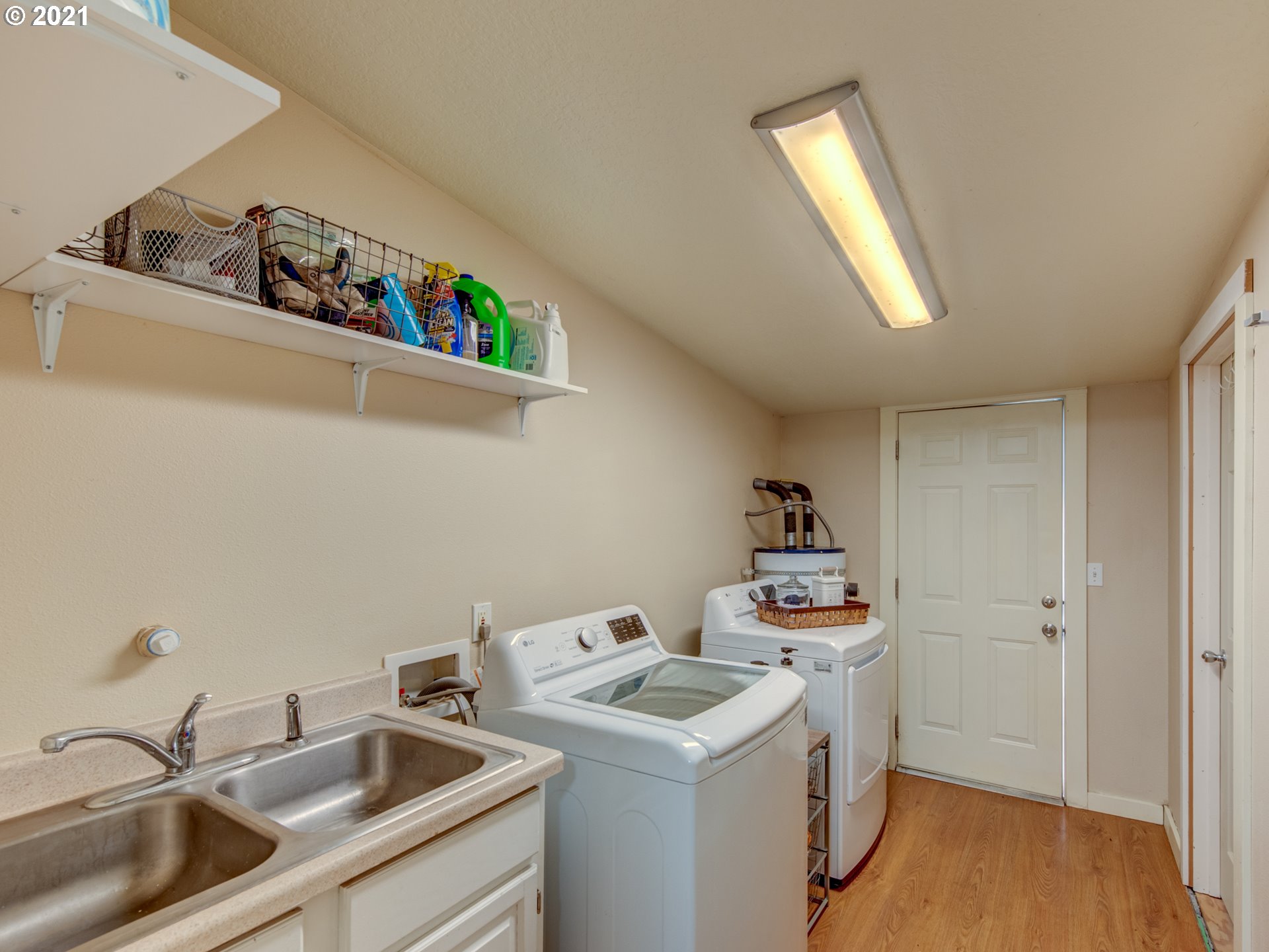 468 17th Street Springfield, OR 97477 - Photo 14 of 21 a utility room with dryer and washer