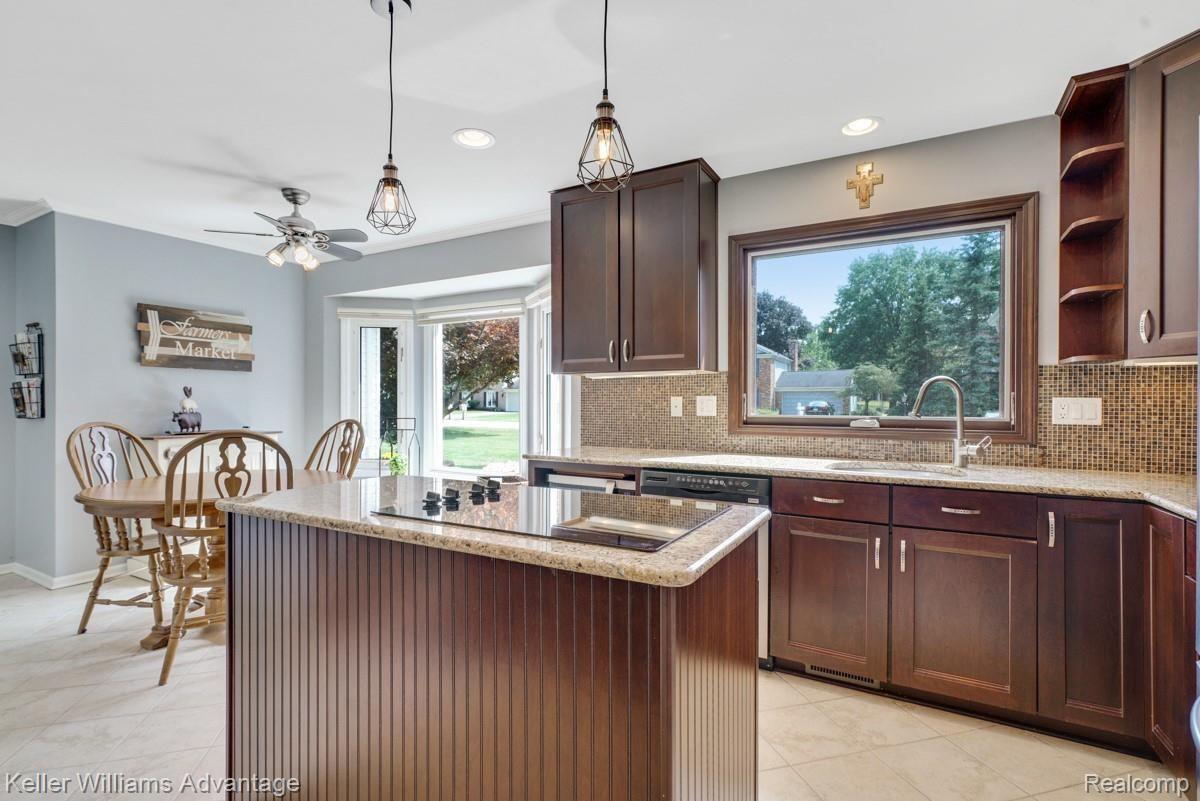 35984 Charter Crest Road Farmington, MI 48335 - Photo 8 of 39 dsc03060-dsc03062.jpg
