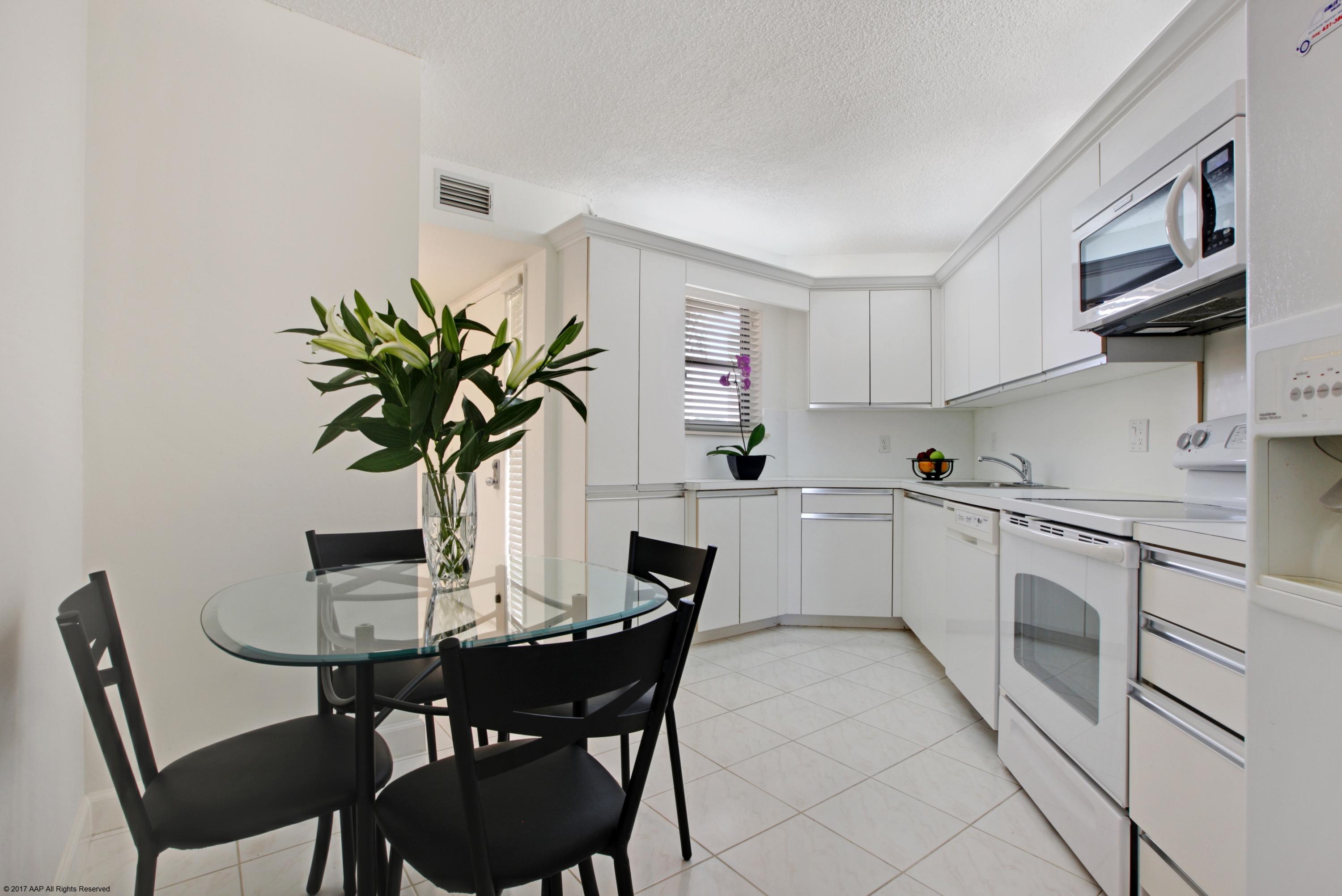 5801 Camino Del Sol, Unit 305 Boca Raton, FL 33433 - Photo 5 of 15 Kitchen