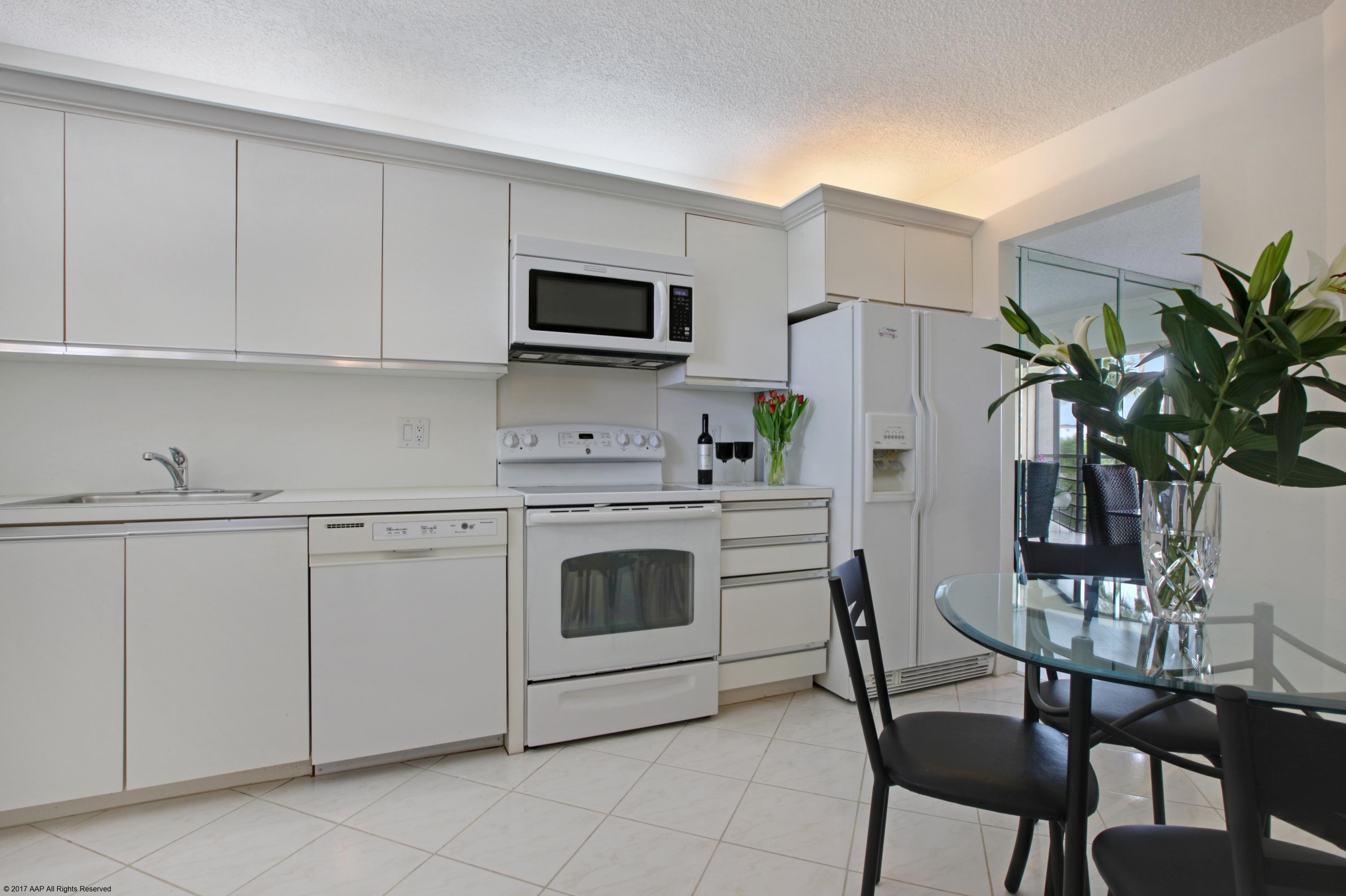 5801 Camino Del Sol, Unit 305 Boca Raton, FL 33433 - Photo 6 of 15 Kitchen