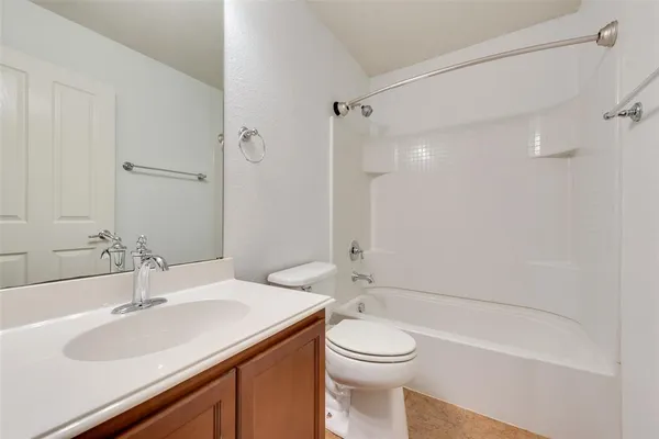 a view of a chandelier in big room and chandelier