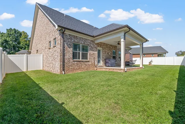 a view of a house with backyard and porch