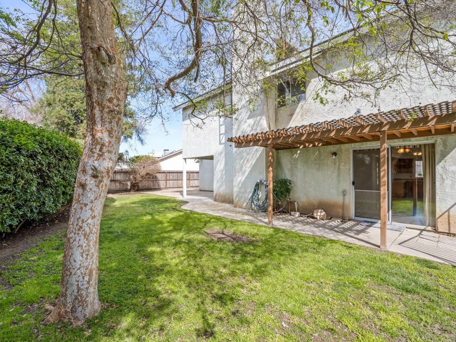 272 North Caesar Avenue Clovis, CA 93612 - Photo 31 of 34 a backyard of a house with table and chairs