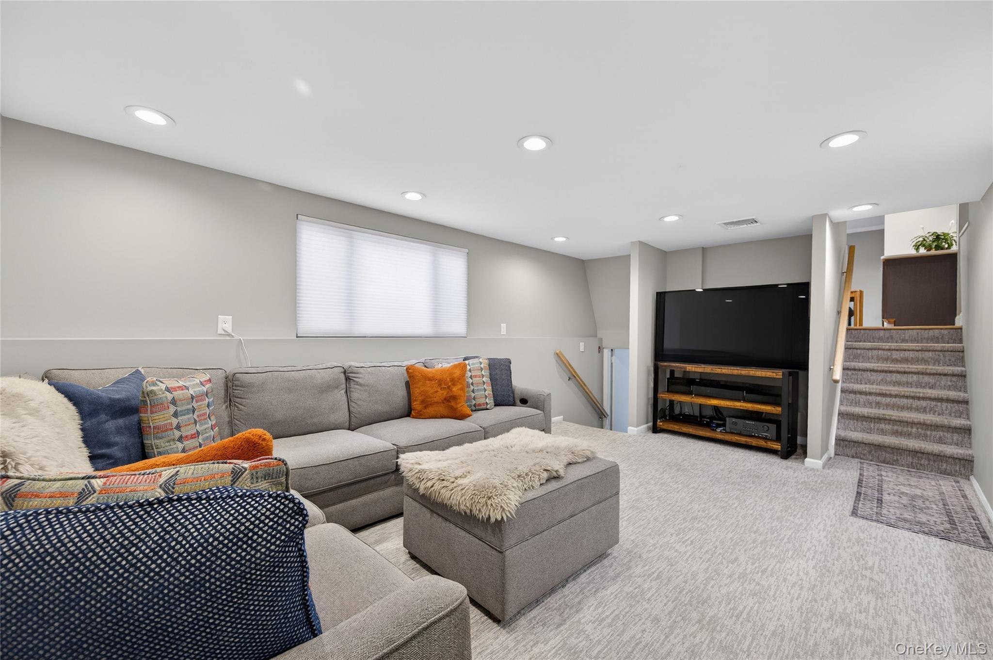 6 Dale Avenue Syosset, NY 11791 - Photo 14 of 34 a living room with furniture and a flat screen tv